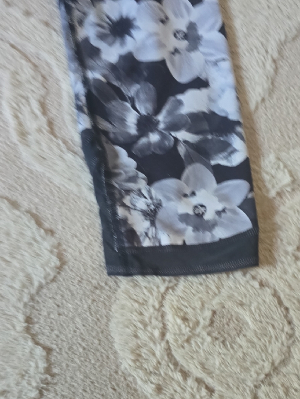 Old Navy Black and White Floral Leggings Active - Picture 3 of 6
